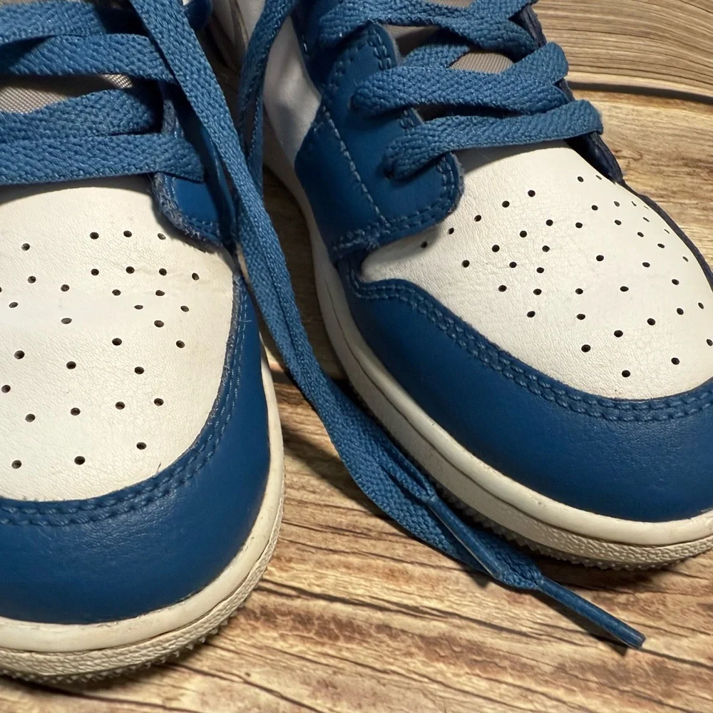 Nike Air Jordan 1 Low True Blue Cement Grey- Size 5Y - Picture 4 of 6